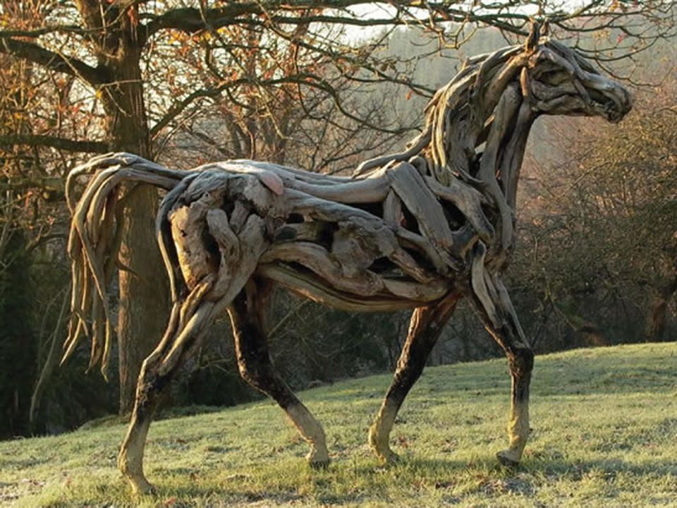 Esculturas de caballos hechas de ramas - Un caballito de madera