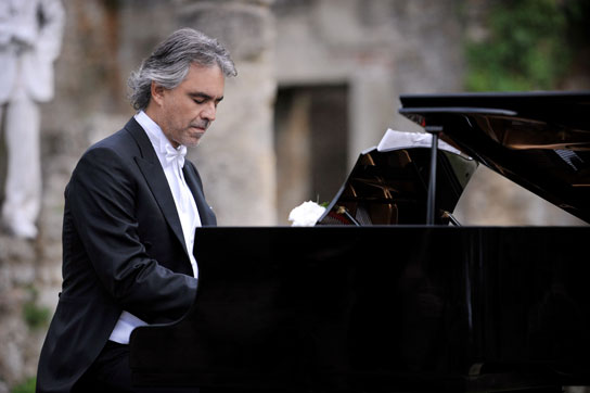 Andrea Bocelli tocando piano