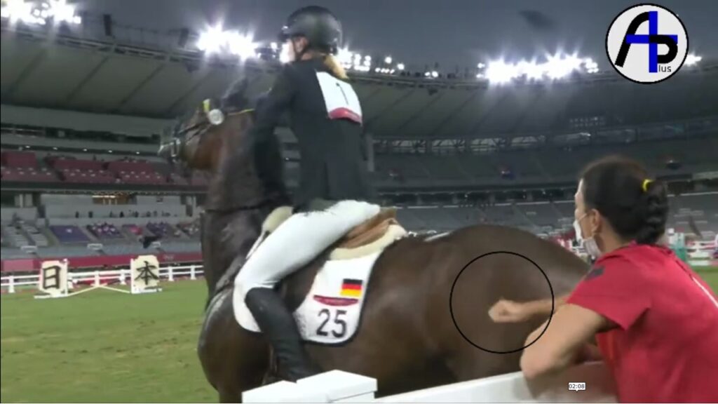 Kim Raiser decide golpear al caballo en prueba de salto ecuestre en su desesperación